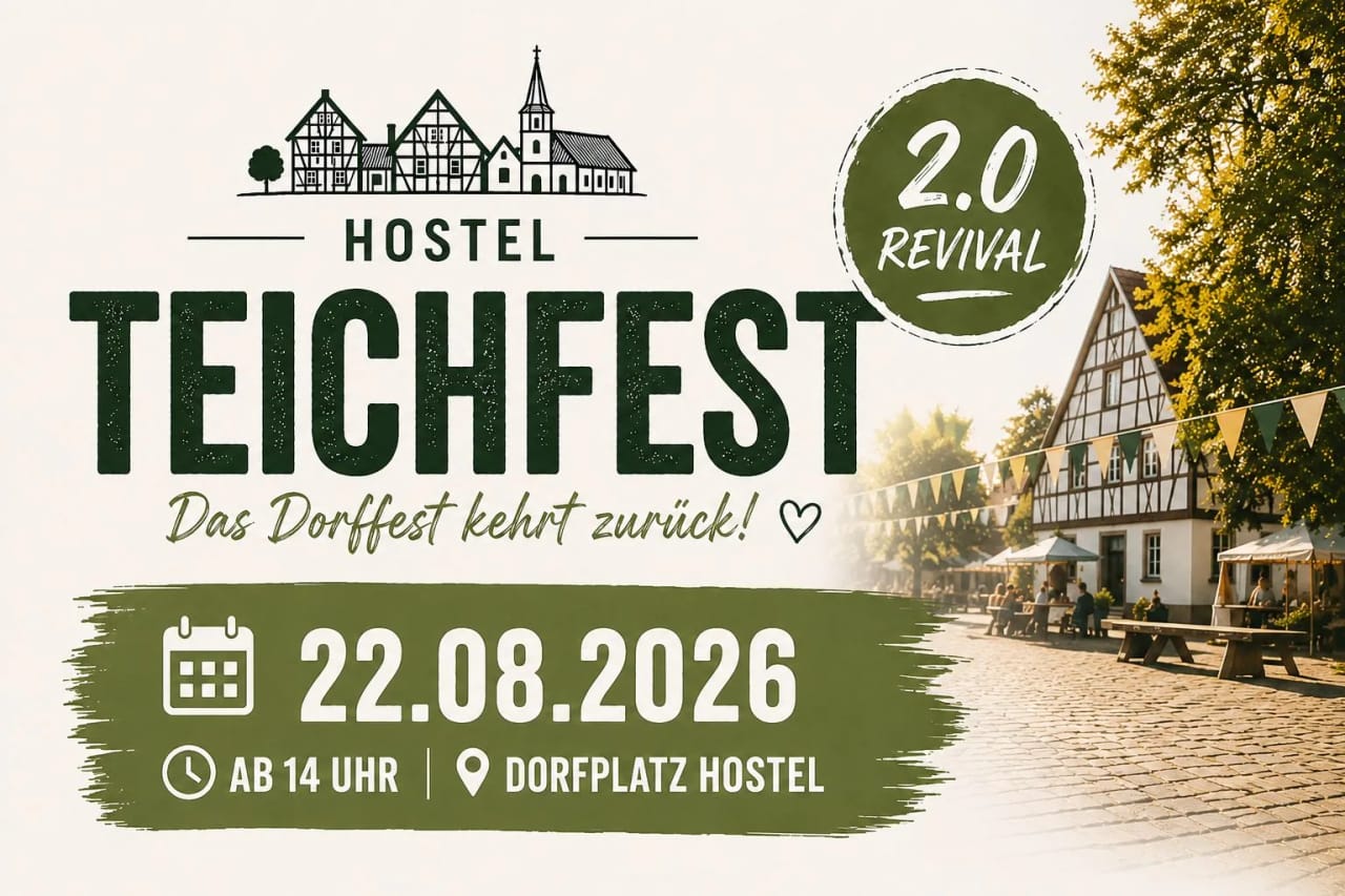 Plakat zum Teichfest: Schriftzug „Hostel Teichfest 2.0 Revival – Das Dorffest kehrt zurück!“ über einer Dorfstraße mit Wimpelketten, dazu 22.08.2026, ab 14 Uhr, Dorfplatz Hostel