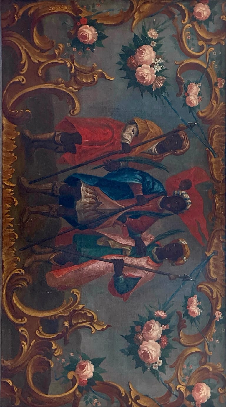 Das Altarbild mit den heiligen drei Mauren, gerahmt von goldenen Ranken und Blüten