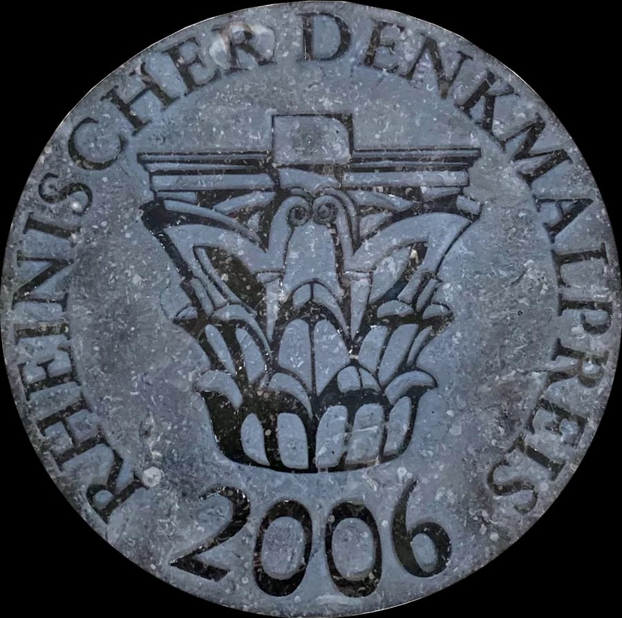Runde Plakette mit der Umschrift Rheinischer Denkmalpreis und der Jahreszahl 2006