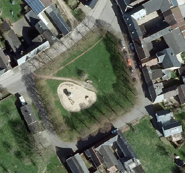 Luftbild desselben Dorfangers von 2010, an der Stelle des Teichs liegt der Spielplatz mit Sandfläche