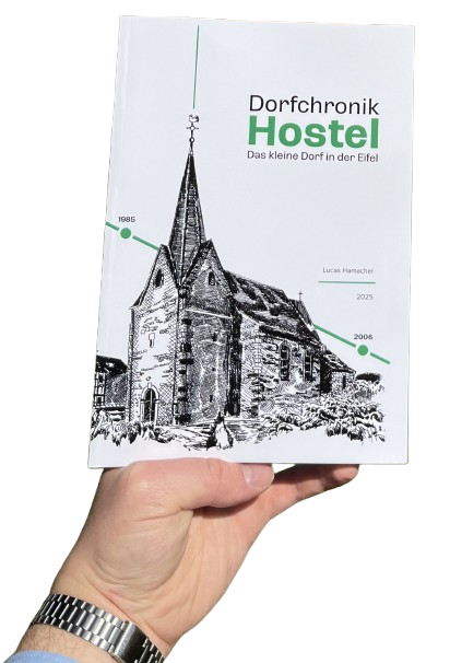 Hand hält Dorfchronik als Buch